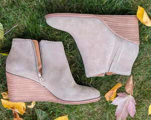 Lucky Brand Zaccy Ankle Boots Women 7 M Taupe Grey Suede Wedge Heel Capsule Fall